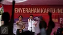 Presiden Joko Widodo (Jokowi) menunjuk siswa untuk menjawab pertanyaan di acara Penyerahan Kartu Indonesia Pintar di SMPN 2, Ambon, Maluku, (8/2). (Liputan6.com/Faizal Fanani)