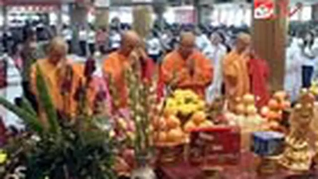 Ribuan umat Buddha antre memasuki Vihara Ekayana, Jakarta, untuk pindapata atau mempersembahkan dana hingga makanan kepada para biksu dan biksuni.