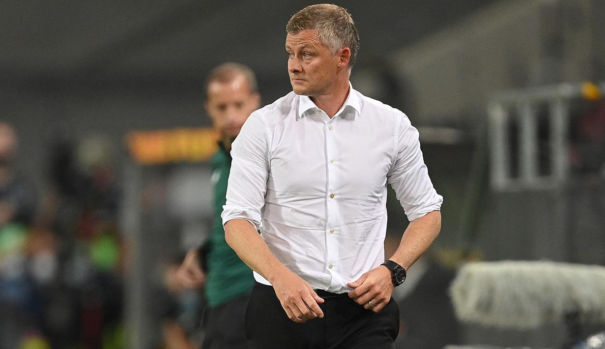 Pelatih Manchester United, Ole Gunnar Solskjaer, memperhatikan pemainnya saat menghadapi Copenhagen pada laga perempat final Liga Europa di RheinEnergie Stadion, Jerman, Selasa (11/8/2020) dini hari WIB. Manchester United menang 1-0 atas Copenhagen. (AFP/Sascha Steinbach/pool)