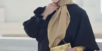 Sang "Princess" tampak memamerkan tubuh proporsional dalam balutan busana kasual bernuansa hitam yang dipadukan dengan aksesori emas menyala, mencerminkan gaya glamor khasnya. [@princessyahrini].