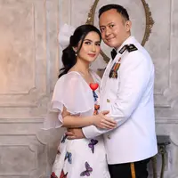 Kadek menikah dengan Perwira Polisi bernama Dewa Yoga pada 1 September 2015 silam. Setelah menikah, pemeran dalam sinetron Senandung Masa Puber itu fokus mendampingi suami. [Instagram/kddevie]