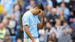 Pemain Manchester City, Rodri, tampak lesu meninggalkan lapangan usai menerima kartu merah dari wasit saat melawan Nottingham Forest pada laga Liga Inggris di Stadion Etihad, Minggu (24/9/2023). (AP Photo/Jon Super)