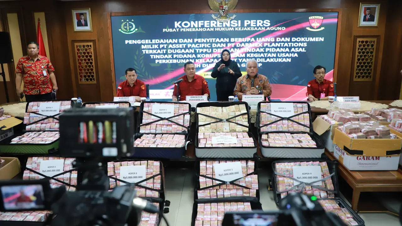 Kejaksaan Agung (Kejagung) kembali melakukan penyitaan aset tersangka korporasi PT Asset Pacific terkait kasus mafia minyak goreng. (Liputan6.com/Nanda Perdana Putra)
