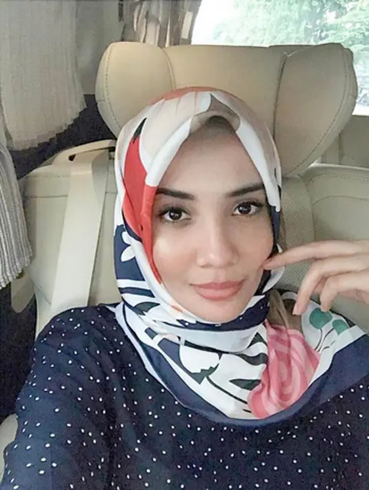 Zaskia Sungkar, salah satu selebriti yang  gemar melakukan selfie ini ternyata juga tak menampik jika terkadang memakai fitur aplikasi di ponselnya. Menurutnya itu menjadi salah satu hal yang membuatnya lebih percaya diri. (Instagram/zaskiasungkar15)