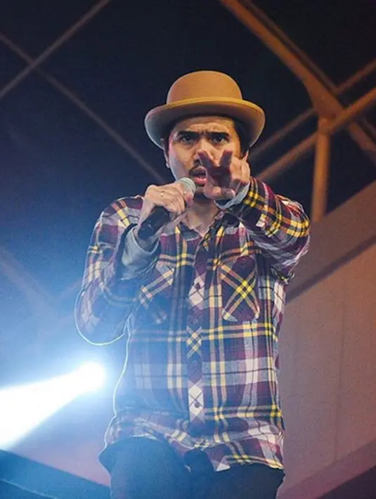 Karier Duta 'Sheila On 7' telah melalang buana di dunia musik tanah air, tak heran ia kerap menjadi dewan juri diajang kompetisi menyanyi. (viainstagram@duta507/Bintang.com)