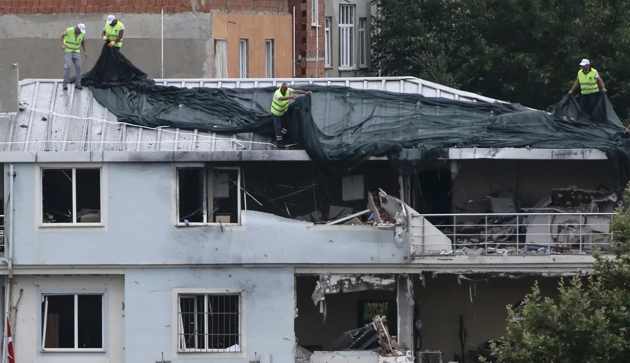 Sejumlah petugas membersihkan puing kantor polisi usai diserang bom, Istanbul,Turki, Senin (10/8/2015). Sebuah truk bermuatan bahan peledak membombardir kantor polisi yang melukai tiga anggota dan tujuh warga sipil. (REUTERS/Huseyin Aldemir)