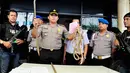 Kayu yang digunakan sebagai pasak penahan tanggul itu rencananya akan dijual pelaku ke penadah kayu. Selasa (17/6/14) (Liputan6.com/Faizal Fanani)