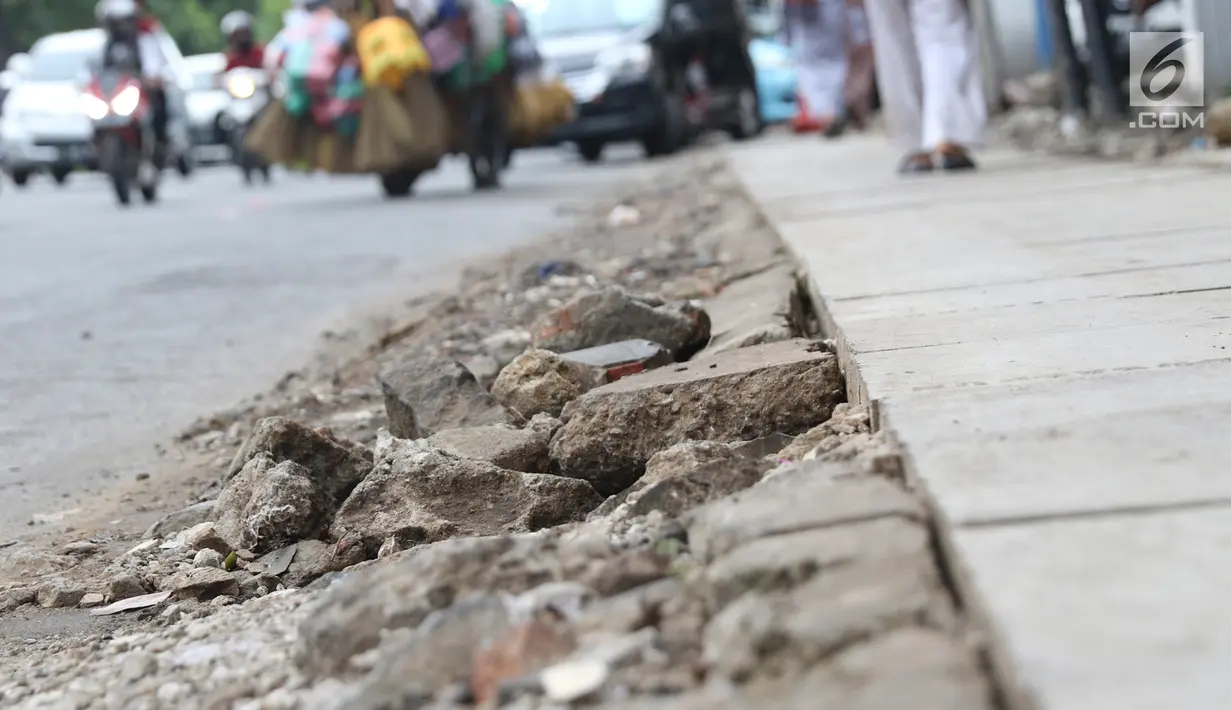 Kondisi bekas galian gorong-gorong di Jalan Hayam Wuruk, Jakarta, Rabu (20/2). Tidak maksimalnya perbaikan pascapembongkaran gorong-gorong menyebabkan trotoar di kawasan tersebut rusak dan dipenuhi kerikil serta batu. (Liputan6.com/Immanuel Antonius)