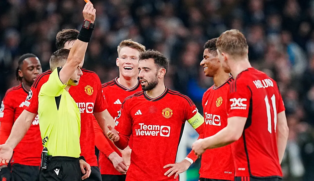 Kejutan mewarnai pertandingan ini saat Marcus Rashford mendapat kartu merah sehingga Manchester United harus bermain 10 orang. (Liselotte Sabroe/Ritzau Scanpix via AP)