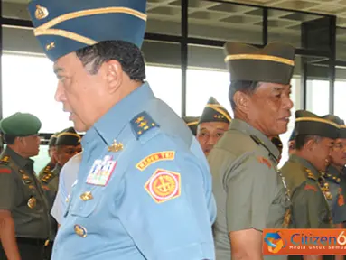Citizen6, Jakarta: Beberapa pejabat teras Mabes TNI dan Angkatan memberikan ucapan selamat kepada Marsdya TNI Daryatmo atas jabatannya sebagai Kasum TNI yang baru di Mabes TNI Cilangkap, Jakarta Timur. (Pengirim: Badarudin Bakri).