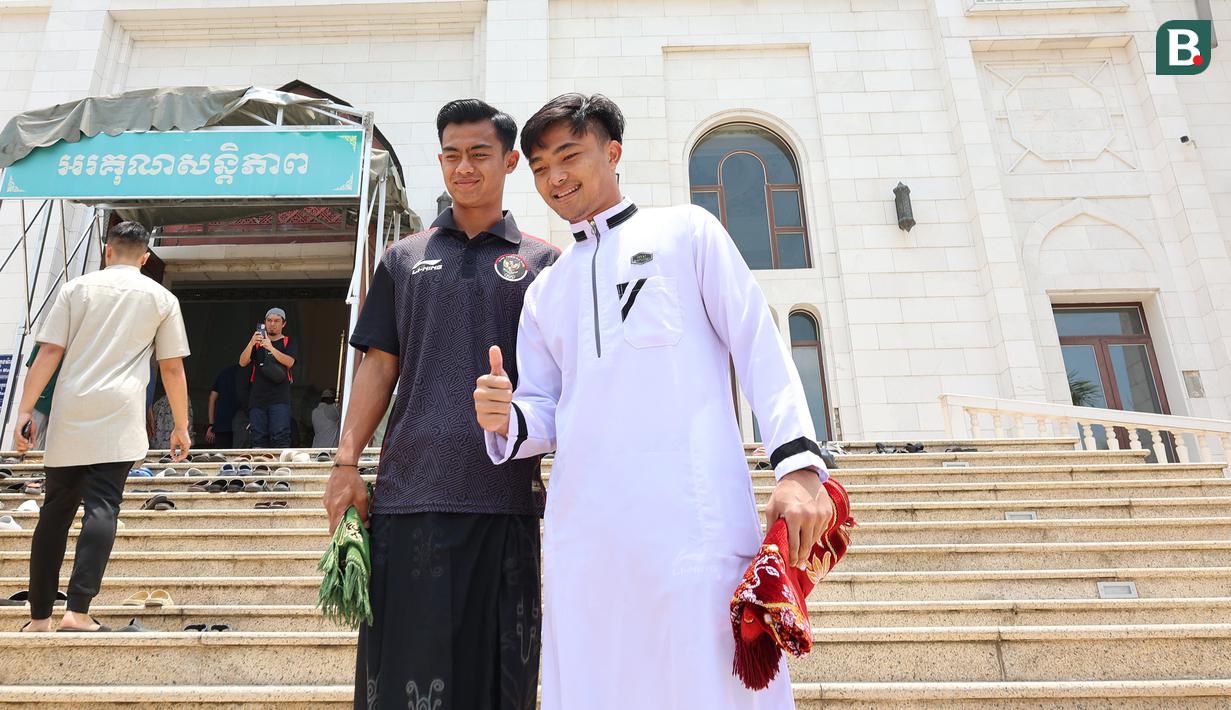 Dua pemain Timnas Indonesia U-22, Ernando Ari Sutaryadi (kanan) dan Pratama Arhan berfoto saat tiba di depan Masjid Al Serkal, Phnom Penh, Kamboja, Jumat (5/5/2023) untuk melaksanakan ibadah Salat Jumat di sela-sela SEA Games 2023 Kamboja. (Bola.com/Abdul Aziz)