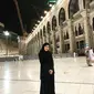 Tampil dalam balutan gamis dan hijab hitam, Ayu Ting Ting tetap terlihat mempesona setelah beribadah di Tanah Suci. (Liputan6.com/Instagram/@ayutingting92)