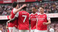 Pemain Arsenal, Viktor Gyokeres (kanan), merayakan gol bersama rekan setimnya dalam pertandingan Liga Inggris melawan Fulham di Emirates Stadium, Inggris, Sabtu (2/5/2026) malam WIB. (AP Photo/Kin Cheung)