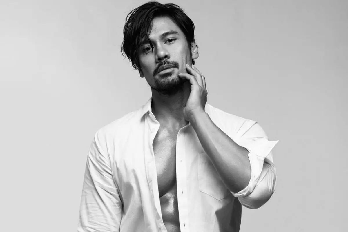 Potret Chicco Jerikho yang Pancarkan Aura Hot Daddy