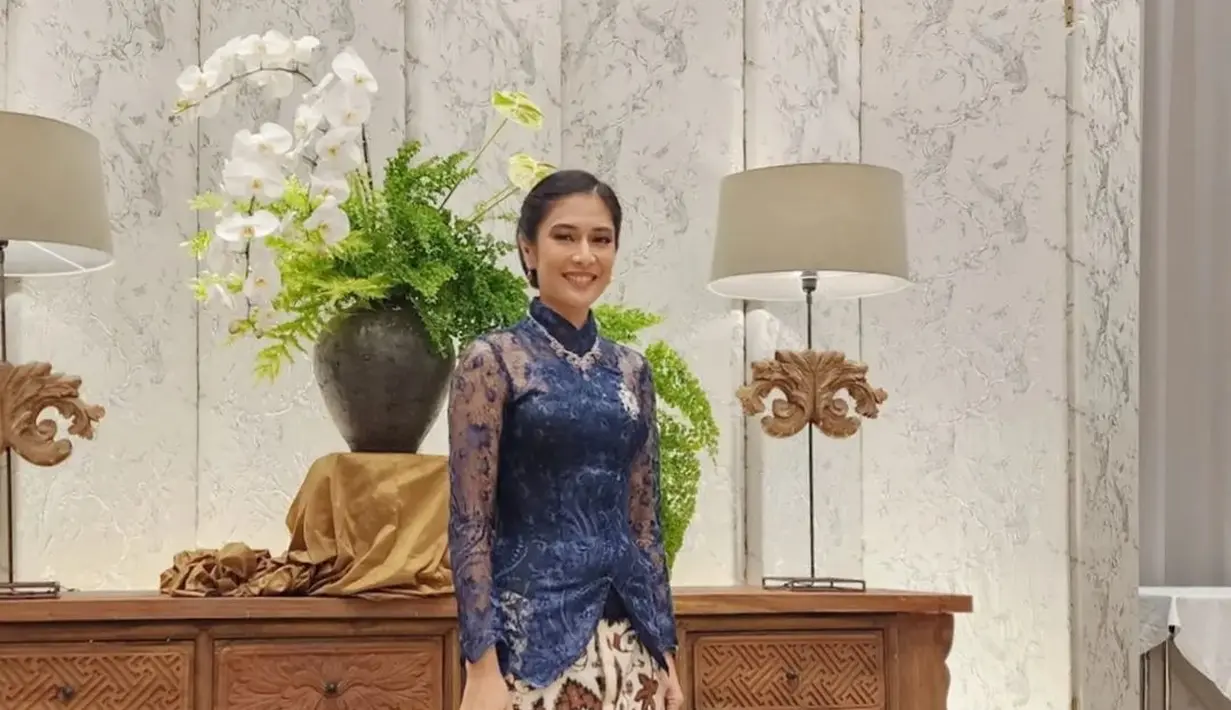 Melihat anggunnya Dian Sastro dibalut kebaya berkerah tinggi berwarna biru tua. Kebaya semi transparan ini semakin cantik dengan padu padan kain batik yang serasi. [Foto: Instagram/therealdisastr]