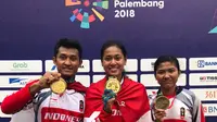 Pebalap Sepeda Indonesia, Khoiful Mukhib, Tiara Andini Prastika dan Nining Porwaningsih saat pamer medali (ISSI Photo)