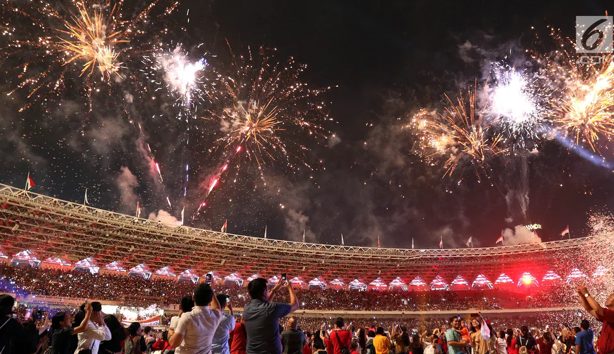 Kembang api menghiasi perayaan Natal Tiberias Indonesia yang ke-17 di Stadion GBK, Senayan, Jakarta, Sabtu (8/12). Perayaan natal yang dihadiri jemaat dari 14 provinsi memasuki tahun kedua. (Liputan6.com/Johan Tallo)