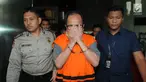 Pihak swasta Joe Fandy Yoesman alias Asiang menutupi wajahnya usai menjalani pemeriksaan di Gedung KPK, Jakarta, Kamis (18/7). Asiang resmi ditahan untuk mempermudah pemeriksaan terkait terkait kasus dugaan suap pengesahan APBD 2017-2018 Provinsi Jambi. (merdeka.com/Dwi Narwoko)