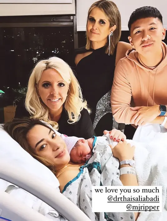 Nikita pun berpose dengan dokter yang membantu persalinya di rumah sakit Rumah sakit Cedars-Sinai, Amerika Serikat. Postingan yang diunggah dokter tersebut pun dibanjiri komen dari selebritis dunia, dari Kylie Jenner hingga Khloe Kardashian. @nikitawillyofficial94