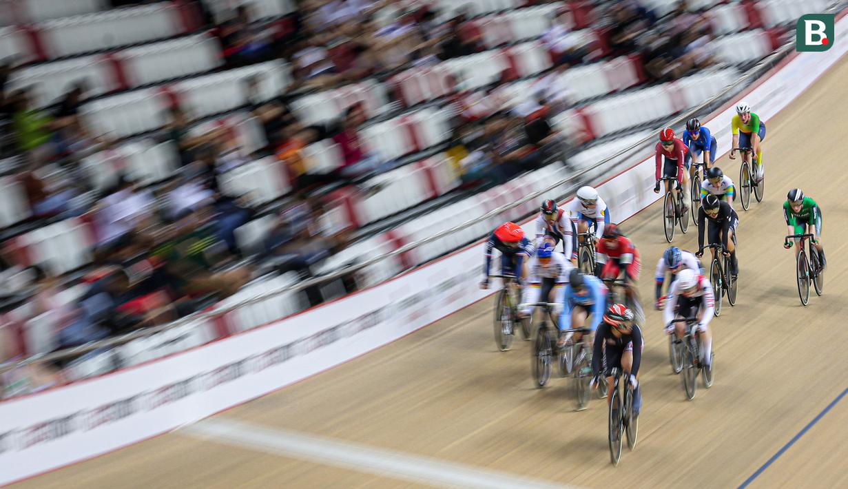 Sejumlah pebalap sepeda berkompetisi pada nomor omnium point race putri UCI Track Nations Cup 2023 di Jakarta International Velodrome, Rawamangun, Jakarta, Minggu (26/02/2023). (Bola.com/Bagaskara Lazuardi)