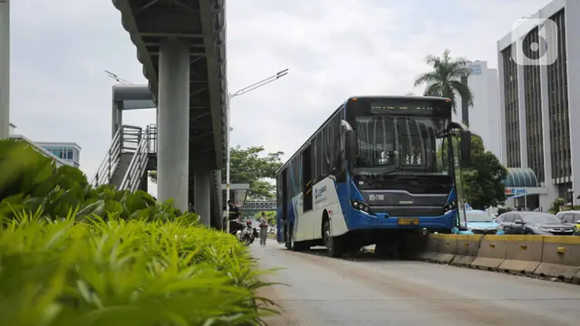 FOTO: Bus Transjakarta Tabrak Separator Busway di Bundaran Senayan