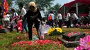 Keluarga korban Tragedi Mei 98 menaburkan bunga di makam sanak famili mereka yang menjadi korban Tragedi Mei 98 di TPU Pondok Ranggon, Jakarta Timur, Rabu (13/5/2015). (Liputan6.com/Yoppy Renato)
