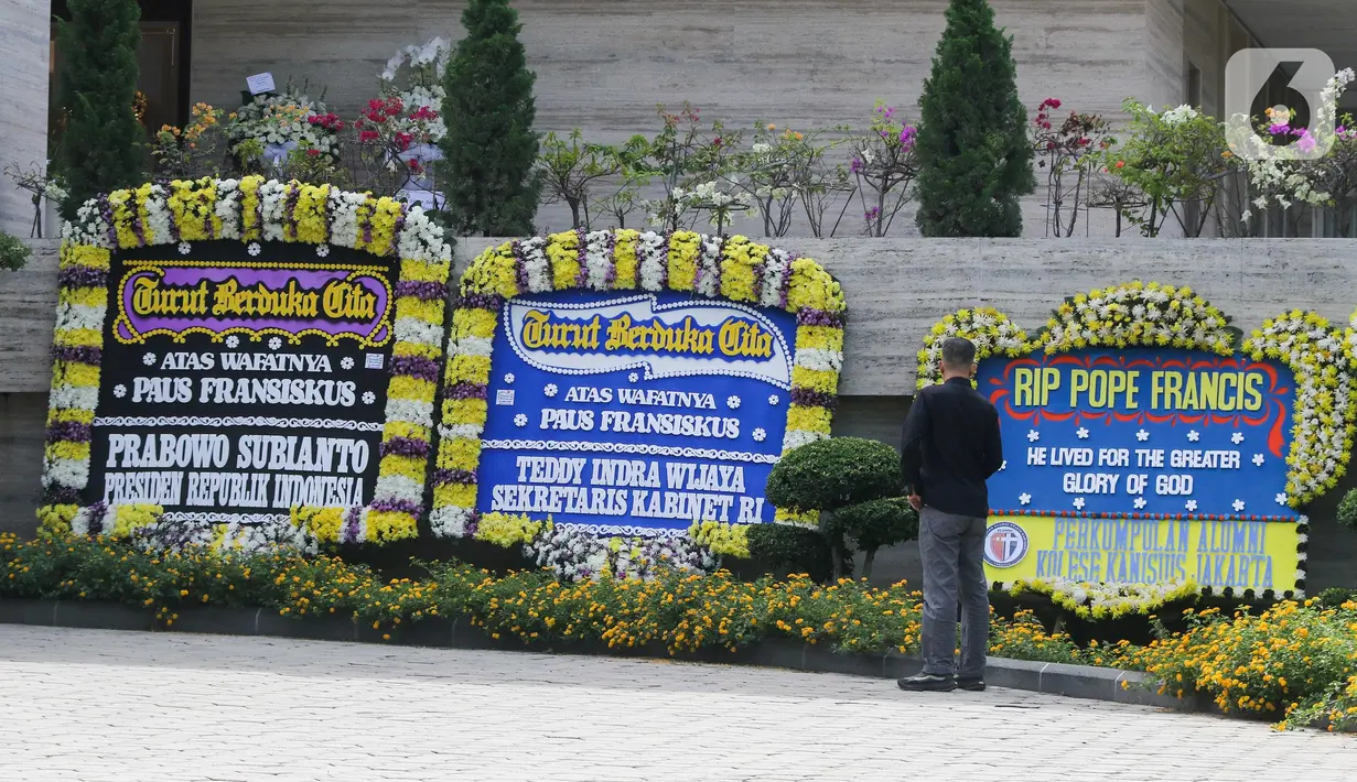 Sederet karangan bunga menghiasi halaman Kedutaan Besar Vatikan di Jakarta, salah satunya ada ucapan duka cita dari Presiden RI Prabowo Subianto. (Liputan6.com/Herman Zakharia)