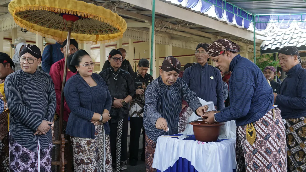 Prosesi Jamasan Tosan Aji Perdana di Bangsal Sewokoprojo