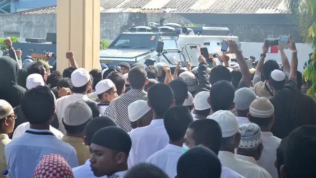 Seribuan lebih pengikut dan simpatisan Abu Bakar Baasyir menghadiri sidang PK di PN Cilacap, Januari 2016. (Foto: Liputan6.com/Muhamad Ridlo)