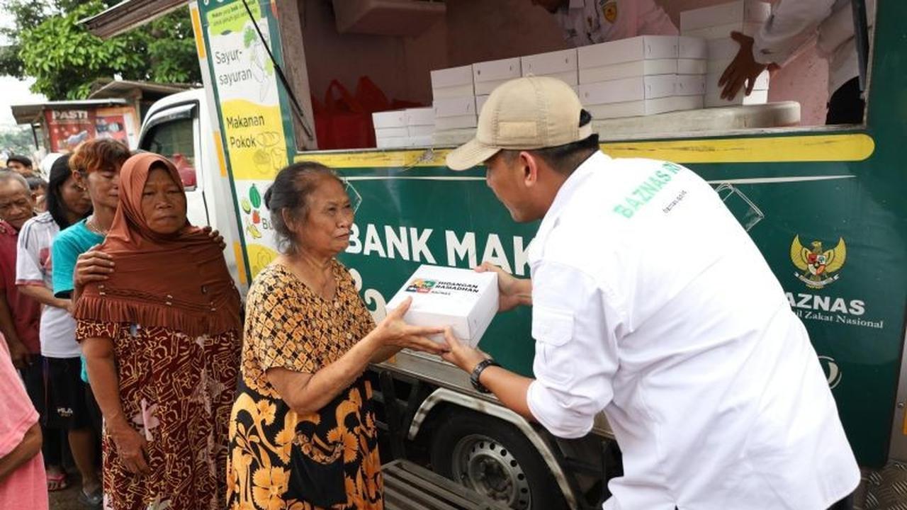 Baznas Distribusi Iftar 400 Paket Makanan untuk Pemulung di Jakarta Selatan