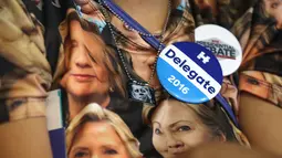Pendukung wanita menggunakan kaos bergambar Hillary Clinton dengan liontin kalung bergambar mantan presiden Kennedy pada saat kampanye Hillary di Las Vegas, Nevada, AS (12/10). (Reuters/Lucy Nicholson)