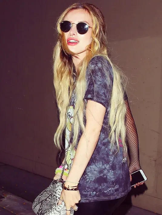 Tampil casual dengan rambut dikuncir setengah serta kacamata hitam, Bella Thorne pun tetap terlihat cantik. (instagram/bellathorne)