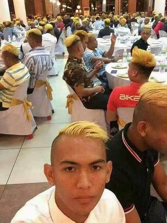 10 Potret Nyeleneh Orang Makan Bareng, Ada yang di Tengah Jalan