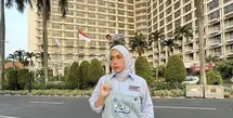 Zita Anjani memiliki gaya fashion yang begitu penuh semangat. Paduan overall dengan patch disertai kemeja biru dan sneakers, berhasil gaungkan semangat muda yang nyata. [Foto: Instagram/ Zita Anjani]