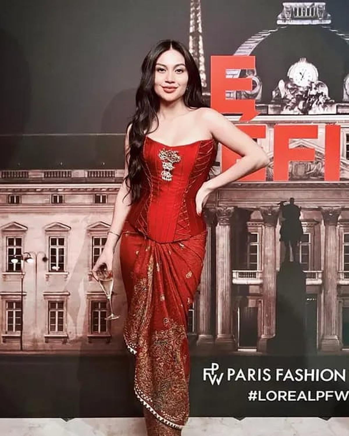 Potret Ariel Tatum dengan Busana Etnik Modern, Tampil Memukau