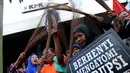Pengunjuk rasa yang tergabung dalam Aliansi Sapu Lidi melakukan aksi di depan Gedung Komisi Pemberantas Korupsi(KPK), Jakarta (16/2/2015). Mereka menuntut pemilihan Kapolri harus melalui KPK, PPATK dan publik. (Liputan6.com/Faisal R Syam)