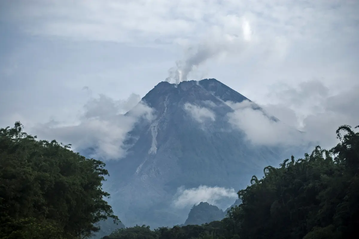 Gunung Merapi Semburkan Lava Pijar Puluhan Kali