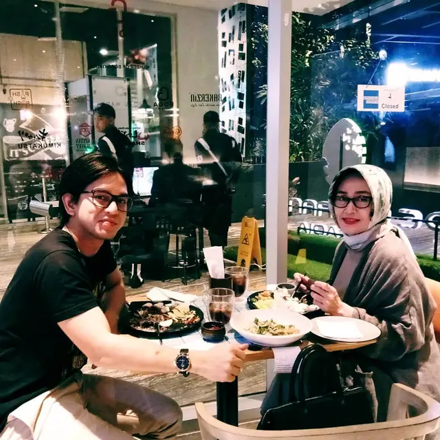 Jarang Terekspos, Ini 6 Potret Ibunda Rangga Azof yang Awet Muda