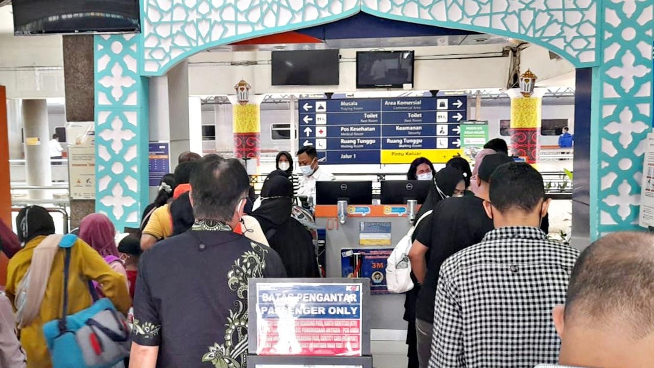 Calon penumpang kereta api di Medan