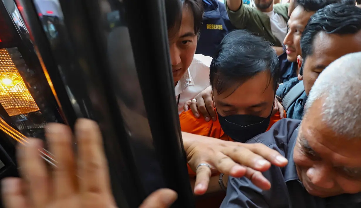 Tersangka kasus dugaan tindak pidana pencucian uang PT Asabri-Krakatau Steel, Don Ritto, tiba di Gedung Bundar Jampidsus, Kejaksaan Agung, Jakarta, Jumat (17/7/2026). (KLY/Arie Basuki)