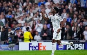 Pemain Real Madrid, Aurelien Tchouameni, merayakan gol pembuka timnya dalam leg kedua play-off Liga Champions melawan Benfica di Santiago Bernabeu, Kamis (26/2/2026) dini hari WIB. (AP Photo/Manu Fernandez)