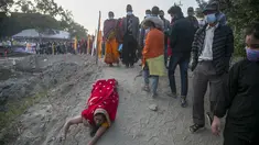 Seorang umat Hindu Nepal berbaring sujud, sebagai bagian dari ritual, di tepi Sungai Bagmati selama festival Chhath Puja di Kathmandu, Nepal, Rabu (10/11/2021). Selama Chhath, sebuah festival Hindu kuno, ritual dilakukan untuk terima kasih kepada Dewa Matahari. (AP Photo/Niranjan Shrestha)