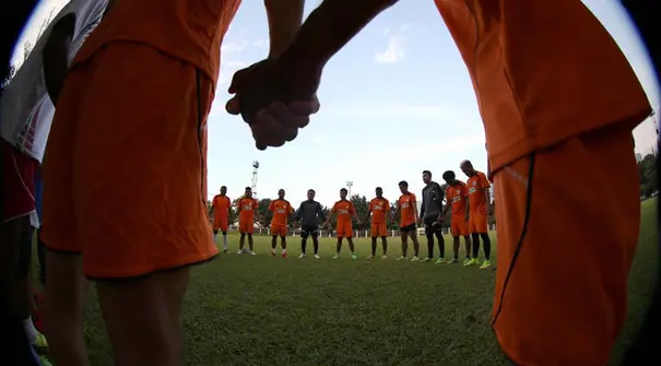 Pemain Persipura berdoa seusai berlatih di Lapangan C Gelora Bung Karno, Senayan, Jakarta. Selasa (5/5). Persipura akan bertolak ke India guna menghadapi Bengaluru FC dalam Piala AFC 2015. (bola.com/Arief Bagus)
