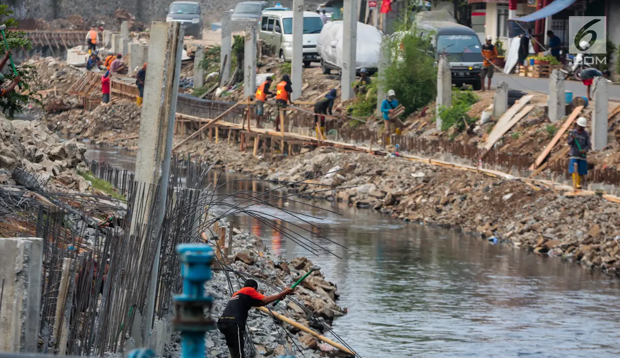 Sejumlah pekerja menyelesaikan pemasangan tanggul dan turap kali di Inspeksi Kali Grogol Palmerah, Jakarta, Rabu (21/11). Normalisasi tersebut dilakukan untuk mengantisipasi banjir dan genangan di Jakarta Barat. (Liputan6.com/Faizal Fanani)