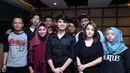 Dalam mini konser yang digelar di Malang, 27 Maret nanti, Ali tidak sendiri. Penyanyi dari labelnya, Ifny, Syanay dan Aliandonesia.(Nurwahyunan/Bintang.com)