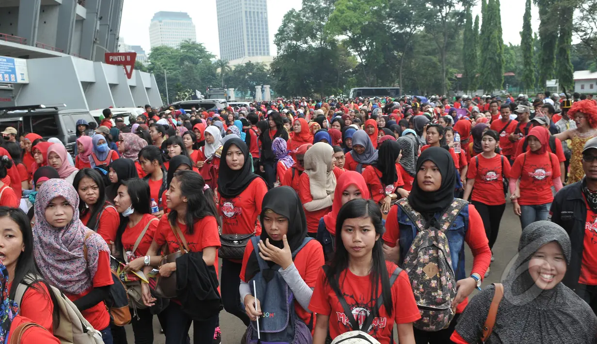 Ribuan buruh memadati Stadion Gelora Bung Karno saat memperingati perayaan hari buruh sedunia (May Day), Jakarta, Jumat (1/5/2015). Mereka menuntut melawan kebijakan upah murah dan kenaikan upah setiap lima tahun sekali. (Liputan6.com/Herman Zakharia)