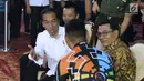 Presiden RI, Joko Widodo (tengah) berbincang bersama Ketua INAPGOC, Raja Sapta Oktohari jelang laga atlet para powerlifting Indonesia di kelas Womens Up 73 dan 79kg Asian Para Games 2018 di Jakarta, Rabu (10/10). (Liputan6.com/Helmi Fithriansyah)