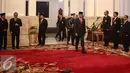 Presiden Joko Widodo saat akan memimpin acara pelantikan di Istana Negara, Jakarta, Rabu (27/7). Jokowi melantik menteri baru kebinet kerja. Ada 13 pos kementerian/lembaga yang dirombak, sembilan di antaranya diisi wajah baru. (Liputan6.com/Faizal Fanani)