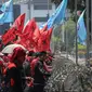 Ribuan buruh yang terdiri dari berbagai serikat, melakukan unjuk rasa di depan Istana Negara, Jakarta, Kamis (15/10). (Liputan6.com/Faizal Fanani)