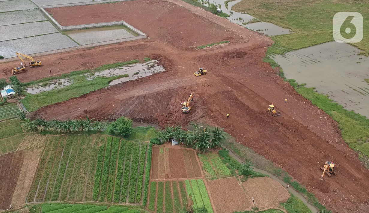 Sejumlah alat berat digunakan untuk penggarapan lahan untuk dijadikan lokasi pemakaman khusus Covid-19 di Rorotan, Jakarta Utara, Selasa (5/1/2021). Pemprov DKI menyiapkan 1.500 lubang makam khusus COVID-19 di TPU Rorotan. (Liputan6.com/Herman Zakharia)